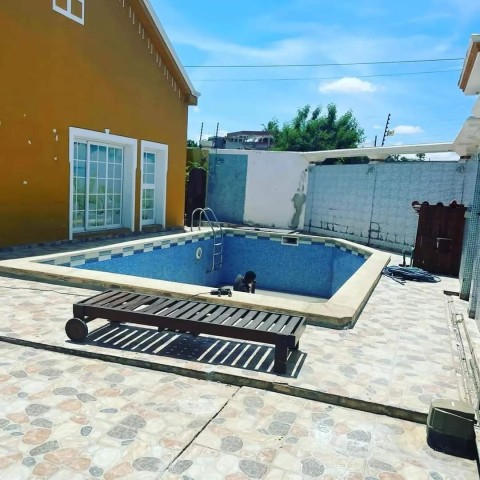 A Venda Vivenda V4 com piscina e anexo, no Projecto Nova Vida, Urbanização Boa Vida.
