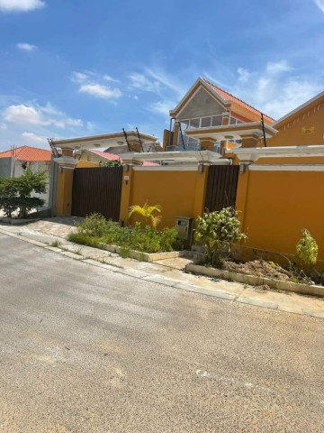 A Venda Vivenda V4 com piscina e anexo, no Projecto Nova Vida, Urbanização Boa Vida.