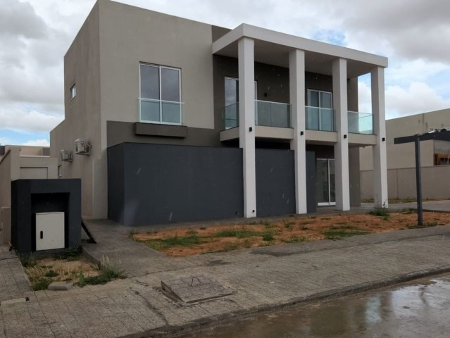 A Venda Luxuosa Vivenda V5 duplex, na Urbanização Boa Vida, Via Expressa.