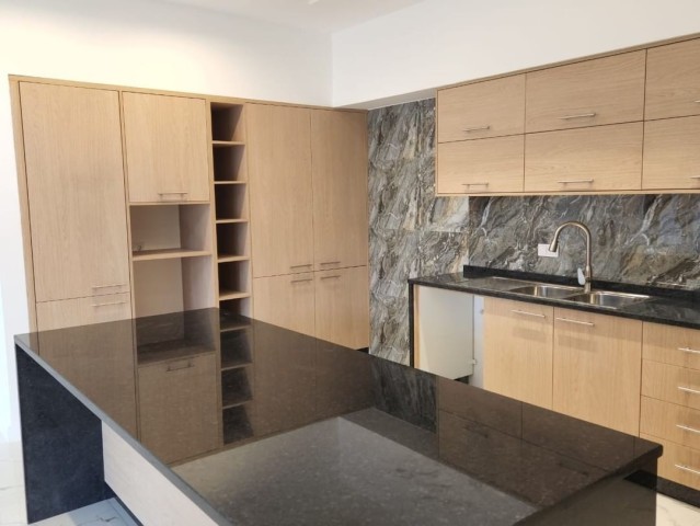 A Venda Luxuosa Vivenda V5 duplex, na Urbanização Boa Vida, Via Expressa.