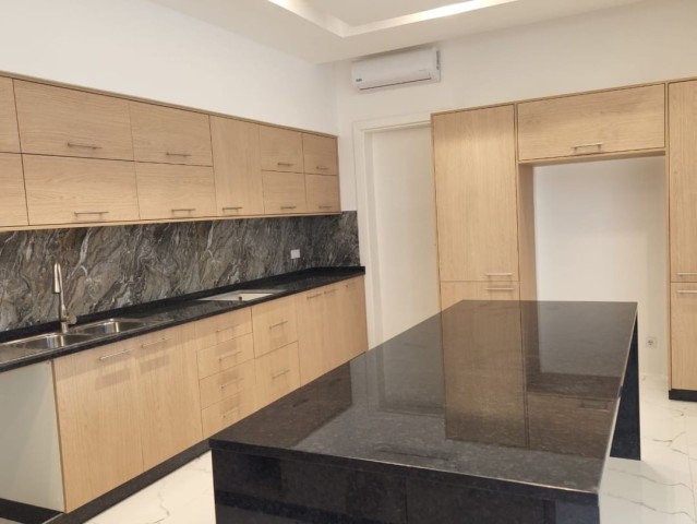 A Venda Luxuosa Vivenda V5 duplex, na Urbanização Boa Vida, Via Expressa.