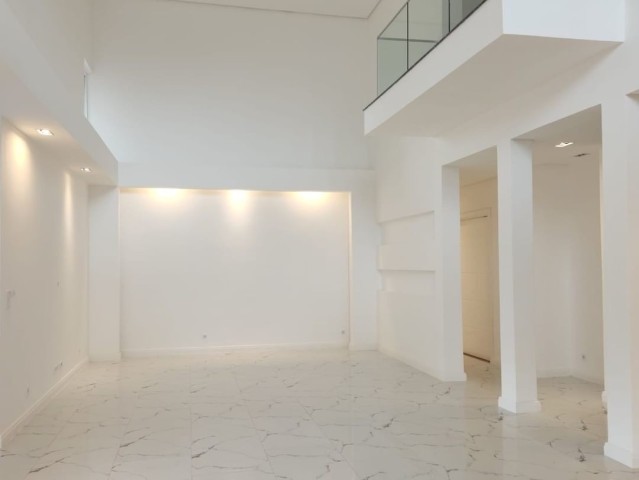 A Venda Luxuosa Vivenda V5 duplex, na Urbanização Boa Vida, Via Expressa.