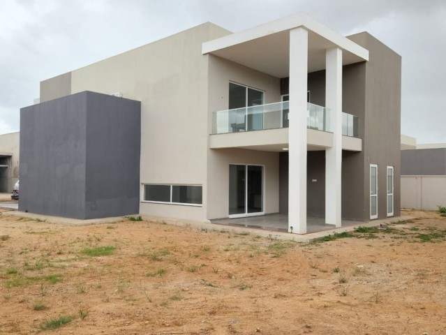 A Venda Luxuosa Vivenda V5 duplex, na Urbanização Boa Vida, Via Expressa.