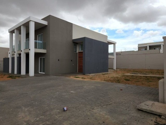 A Venda Luxuosa Vivenda V5 duplex, na Urbanização Boa Vida, Via Expressa.