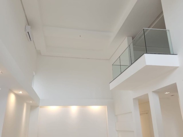 A Venda Luxuosa Vivenda V5 duplex, na Urbanização Boa Vida, Via Expressa.