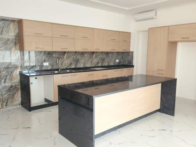 A Venda Luxuosa Vivenda V5 duplex, na Urbanização Boa Vida, Via Expressa.