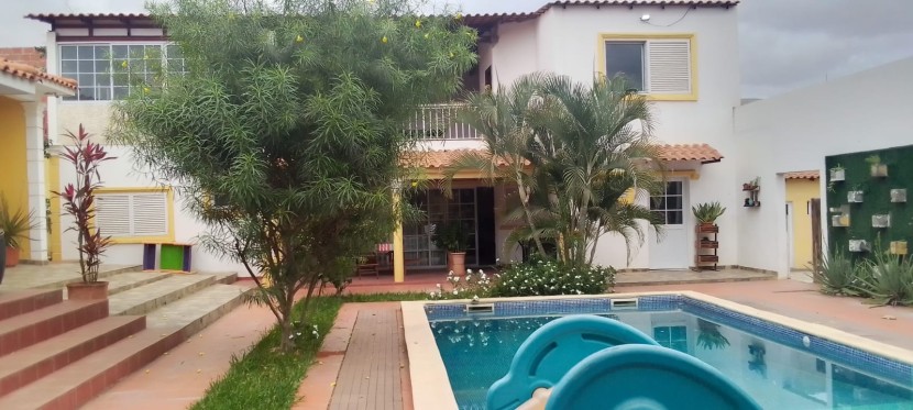 A Venda Vivenda V4 com piscina e anexo, Zona Verde, Benfica.