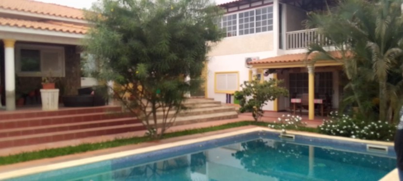 A Venda Vivenda V4 com piscina e anexo, Zona Verde, Benfica.