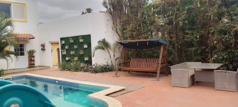A Venda Vivenda V4 com piscina e anexo, Zona Verde, Benfica.