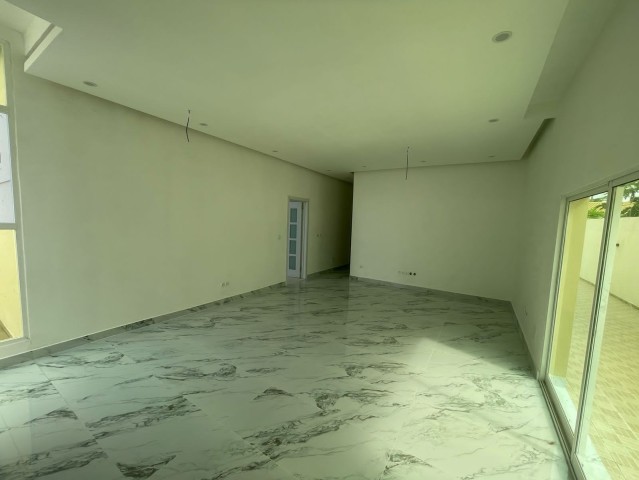 A Venda Moradia T3 com piscina, no Condomínio Bem Morar, Patriota.