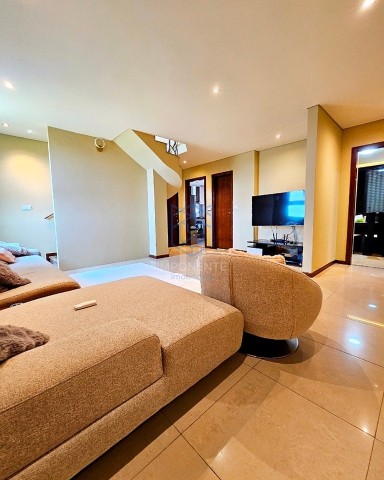 A Venda Excelente apartamento T4 dúplex, mobilado, no Condomínio Laguna Residencial, Talatona.