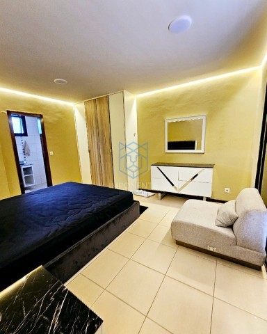 A Venda Excelente apartamento T4 dúplex, mobilado, no Condomínio Laguna Residencial, Talatona.