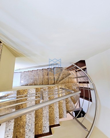 A Venda Excelente apartamento T4 dúplex, mobilado, no Condomínio Laguna Residencial, Talatona.
