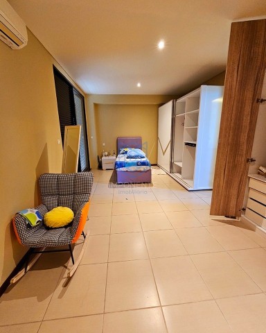 A Venda Excelente apartamento T4 dúplex, mobilado, no Condomínio Laguna Residencial, Talatona.