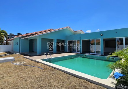 Anúncio Excelente vivenda V3 com piscina, no Condomínio Maravilha, Talatona.