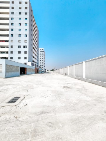 A Venda Apartamento T3, com terraço amplo, disponível para venda no Condomínio Boulevard, via principal do Patriota.