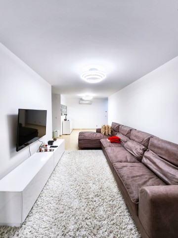 A Venda Apartamento T3, com terraço amplo, disponível para venda no Condomínio Boulevard, via principal do Patriota.