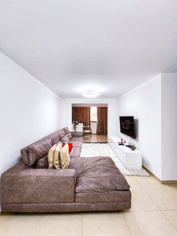 A Venda Apartamento T3, com terraço amplo, disponível para venda no Condomínio Boulevard, via principal do Patriota.