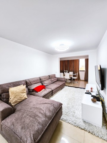 A Venda Apartamento T3, com terraço amplo, disponível para venda no Condomínio Boulevard, via principal do Patriota.