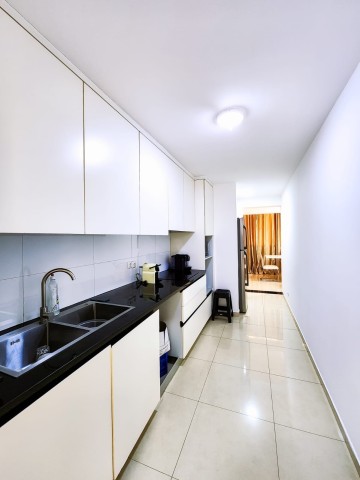 A Venda Apartamento T3, com terraço amplo, disponível para venda no Condomínio Boulevard, via principal do Patriota.