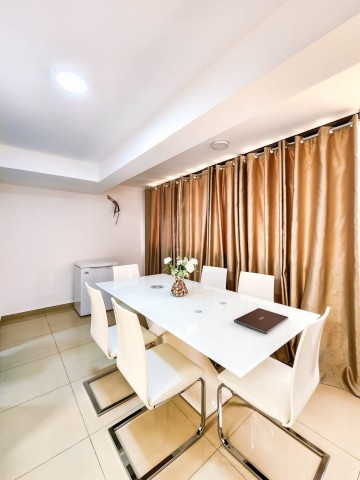 A Venda Apartamento T3, com terraço amplo, disponível para venda no Condomínio Boulevard, via principal do Patriota.