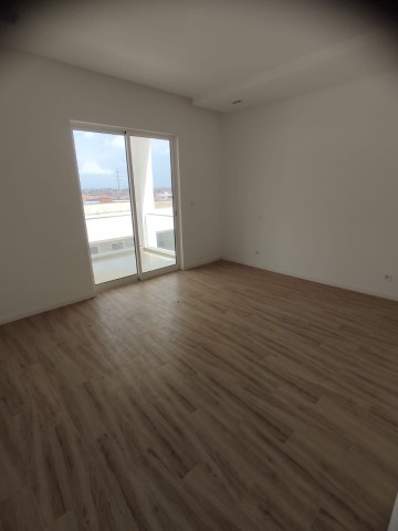 A Venda Vivenda V4 com anexo, na Urbanização Boa Vida, Condomínio 01.