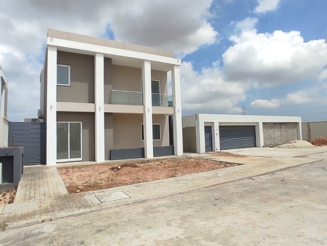 A Venda Vivenda V4 com anexo, na Urbanização Boa Vida, Condomínio 01.