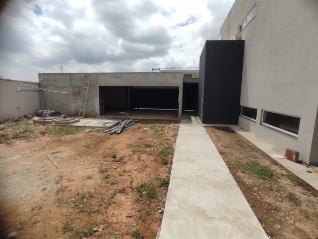 A Venda Vivenda V4 com anexo, na Urbanização Boa Vida, Condomínio 01.