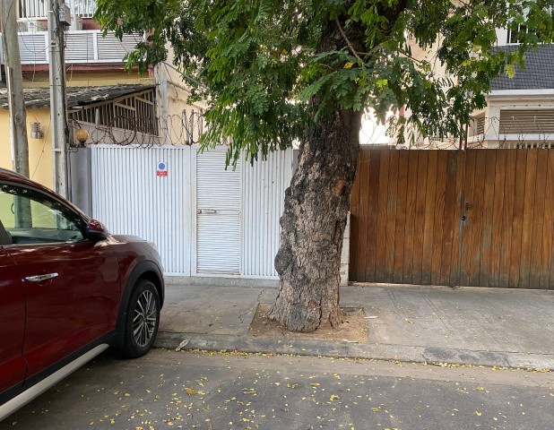 A Venda Vender: Moradia V3, na Maianga, rua 28 de Maio.