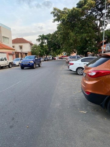 A Venda Vender: Moradia V3, na Maianga, rua 28 de Maio.