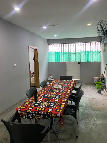 A Venda Vender: Moradia V3, na Maianga, rua 28 de Maio.
