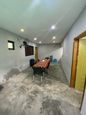 A Venda Vender: Moradia V3, na Maianga, rua 28 de Maio.