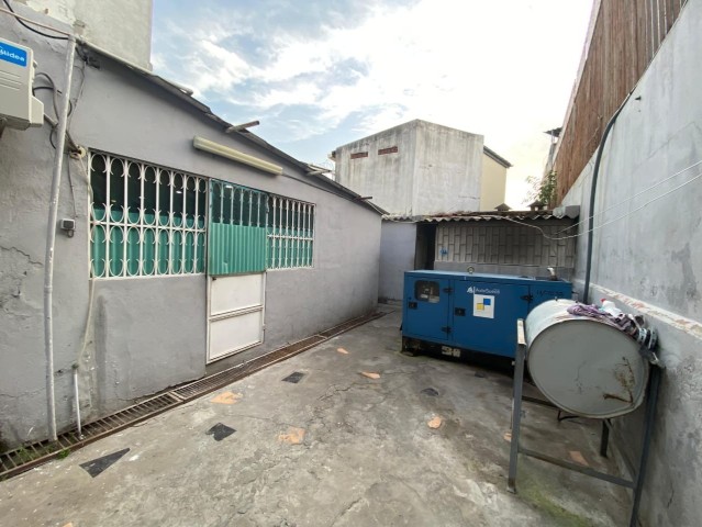A Venda Vender: Moradia V3, na Maianga, rua 28 de Maio.