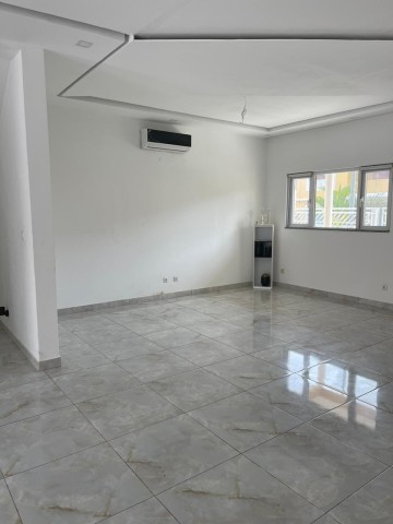 A Venda Vender: Vivenda V5 com anexo, no Condomínio Vila Ermelinda, Benfica, estrada do Patriota.
