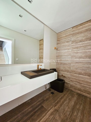 A Venda Vender: Luxuosa Vivenda V4+2 com anexo e piscina, no Condomínio Malunga, ex Privilege Residence, Talatona