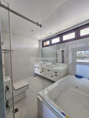 A Venda Vender: Luxuosa Vivenda V4+2 com anexo e piscina, no Condomínio Malunga, ex Privilege Residence, Talatona