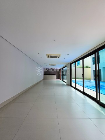 A Venda Vender: Luxuosa Vivenda V4+2 com anexo e piscina, no Condomínio Malunga, ex Privilege Residence, Talatona