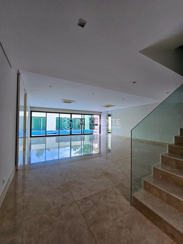 A Venda Vender: Luxuosa Vivenda V4+2 com anexo e piscina, no Condomínio Malunga, ex Privilege Residence, Talatona