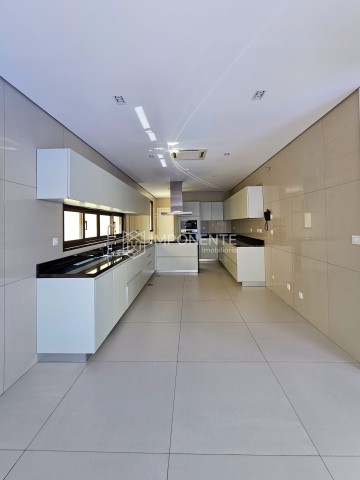 A Venda Vender: Luxuosa Vivenda V4+2 com anexo e piscina, no Condomínio Malunga, ex Privilege Residence, Talatona