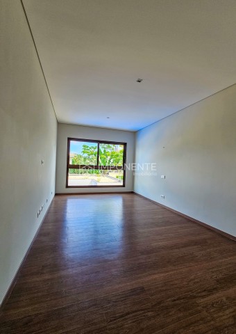 A Venda Vender: Luxuosa Vivenda V4+2 com anexo e piscina, no Condomínio Malunga, ex Privilege Residence, Talatona