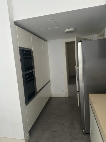 A Venda Arrendar: Apartamento T4, vista mar, no Edifício Sky Residence I, Escom, Kinaxixi.