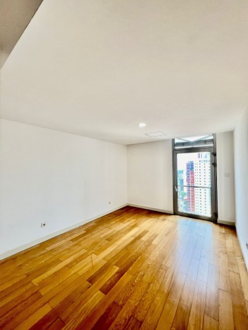 A Venda Vender: Apartamento T3 no edifício Platinum, Ingombota