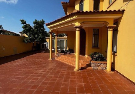 Anúncio Vender: Vivenda V6 mobiliada, no Condomínio Jardim De Rosas