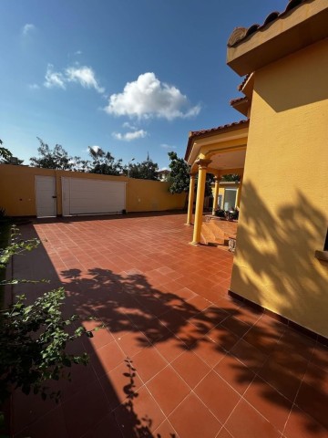 A Venda Vender: Vivenda V6 mobiliada, no Condomínio Jardim De Rosas