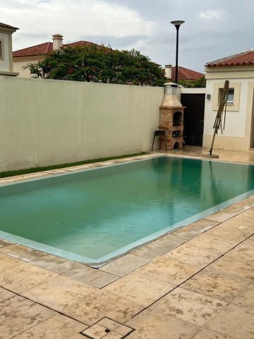 A Venda Arrendar: Vivenda V4 mobiliada com piscina, no Condomínio Diamante, Talatona.