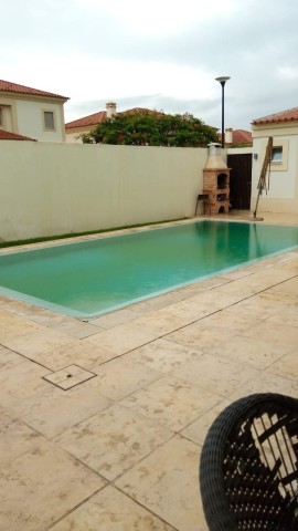 A Venda Arrendar: Vivenda V4 mobiliada com piscina, no Condomínio Diamante, Talatona.
