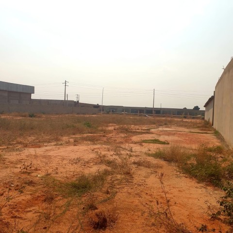 A Venda Terreno de 17/80, no Zango 8000 junto à estrada principal