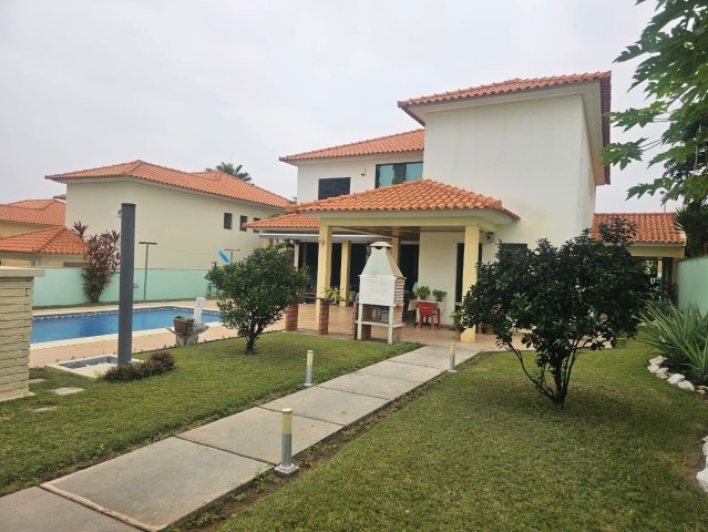 A Venda Vivenda V4 com anexo e piscina, no Condomínio Old Villas, Talatona.