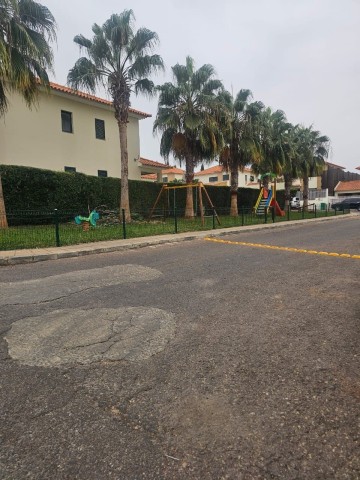 A Venda Vivenda V4 com anexo e piscina, no Condomínio Old Villas, Talatona.