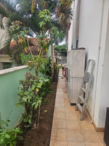 A Venda Vivenda V4 com anexo e piscina, no Condomínio Old Villas, Talatona.